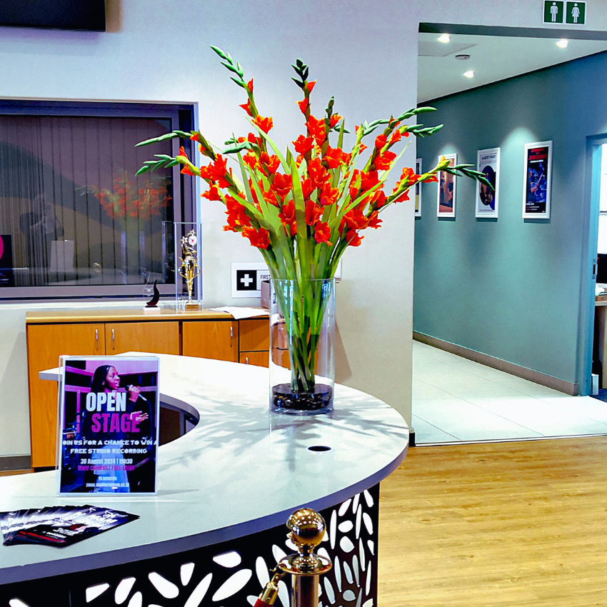 4 Reasons Why Your Office Needs Silk Floral Arrangements - SilkBlume